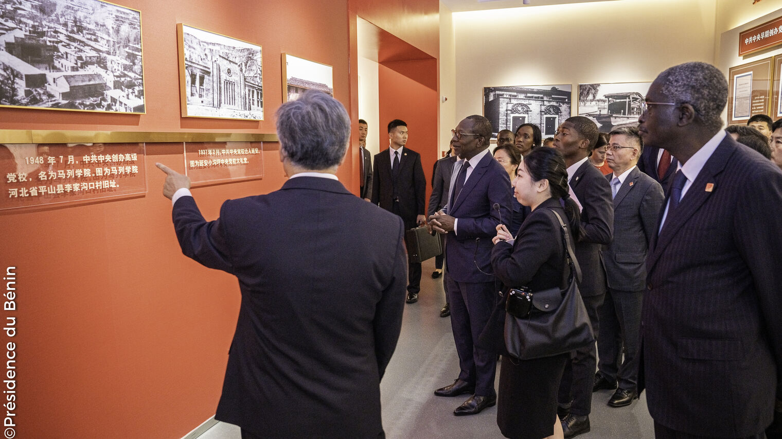 Quelques heures après son arrivée en terre chinoise dans le cadre de sa visite d’État,le Président Patrice TALON s’est rendu en début d’après-midi du jeudi 31 août 2023 au musée de l’Ecole du Parti communiste chinois (PCC) où il a été accueilli à son arrivée par Monsieur XUE CHUNTAO,vice- président de l’école du Parti.