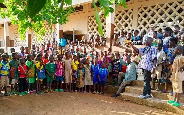 POURSUITE DE LA  TOURNÉE DE REMISE DE POT DE FLEURS DANS LES ÉCOLES PRIMAIRES PUBLIQUES-PRIVEES & COLLÈGE D’ENSEIGNEMENT GÉNÉRAL DE L’ARRONDISSEMENT DE KOUABA