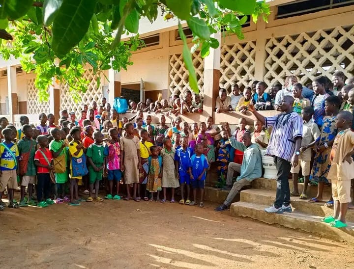 POURSUITE DE LA  TOURNÉE DE REMISE DE POT DE FLEURS DANS LES ÉCOLES PRIMAIRES PUBLIQUES-PRIVEES & COLLÈGE D’ENSEIGNEMENT GÉNÉRAL DE L’ARRONDISSEMENT DE KOUABA