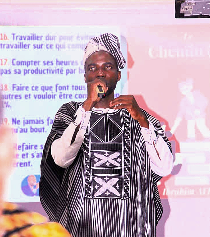 A TRAVERS UNE GRANDE CONFÉRENCE A PARAKOU, Le coach Ibrahim Affo démystifie les clés de l’abondance financière