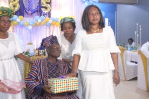 ANIF-R-300x200 Célébration de l’Âge d’Or : Pépé ONI Jean honoré en famille et entre amis